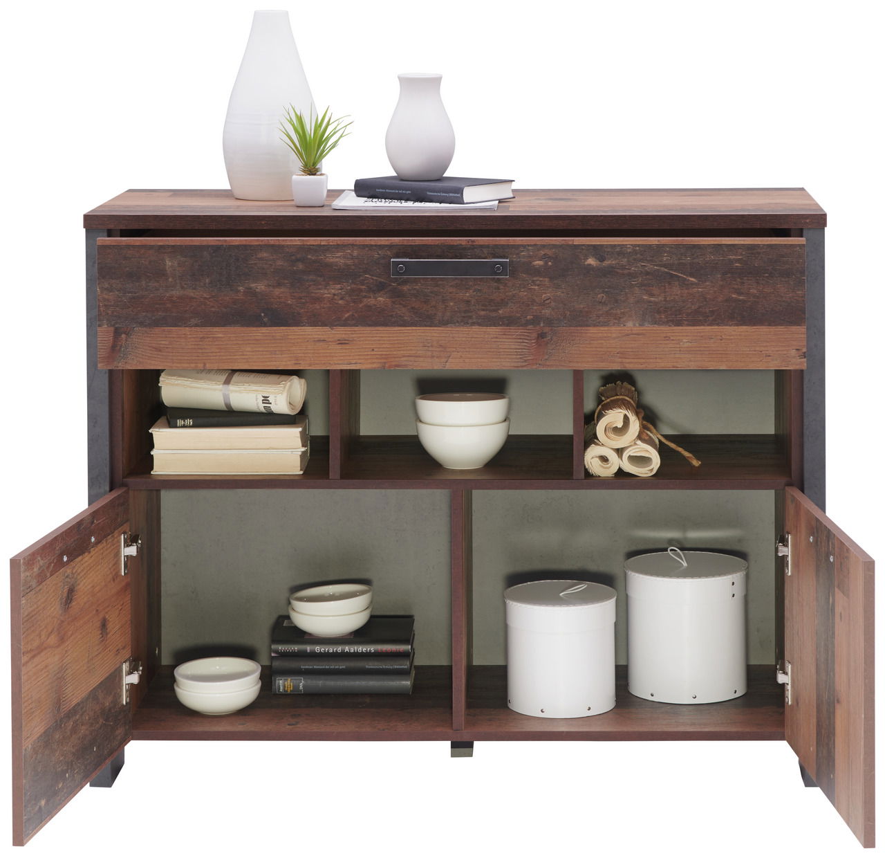 Kommode aus Holz mit geöffneter Tür, zeigt Innenfächer mit Büchern, Schalen und Dosen, dekoriert mit Vasen und Pflanze auf der Oberseite, frontale Perspektive