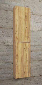 Hoher Hängeschrank aus Holzoptik mit zwei Türen und langen silbernen Griffen, schräg von vorn links fotografiert vor grauer Betonwand
