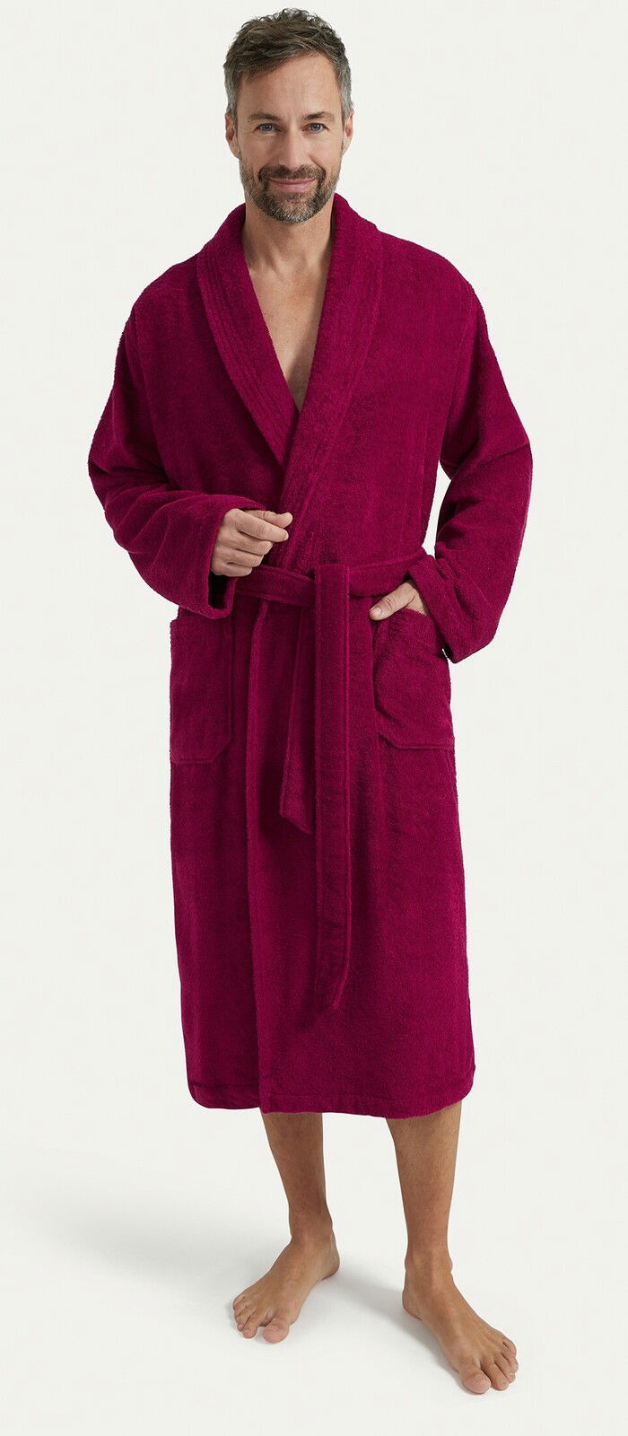Mann in einem weinroten Bademantel mit Schalkragen, Vorderansicht