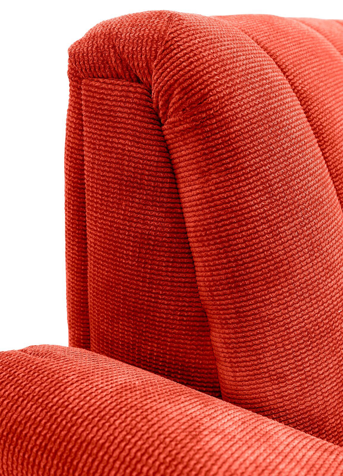 Nahaufnahme einer roten, strukturierten Polsterung einer 2,5er-Sitzbank, seitliche Perspektive
