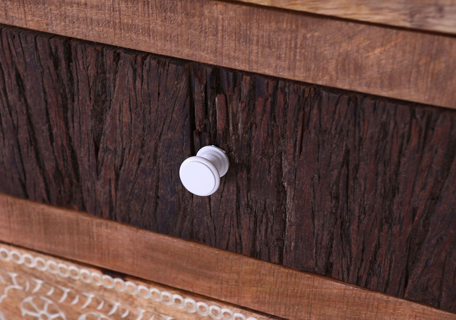Nahaufnahme einer rustikalen Holzschublade mit weißem Knauf, seitliche Perspektive