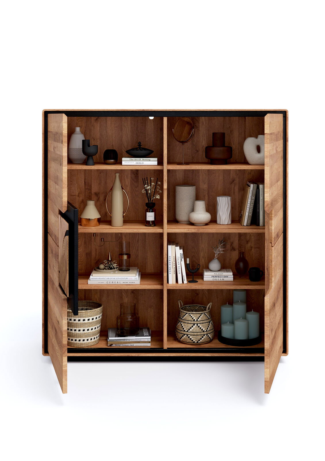 Offenes Holz-Sideboard mit schwarzen Akzenten und mehreren Regalfächern, dekoriert mit Vasen, Büchern, Körben und Kerzen, frontal aus der Vorderansicht fotografiert.