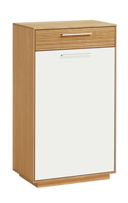 Schuhkommode aus Holz mit einer weißen Front und zwei Griffen, seitliche Perspektive