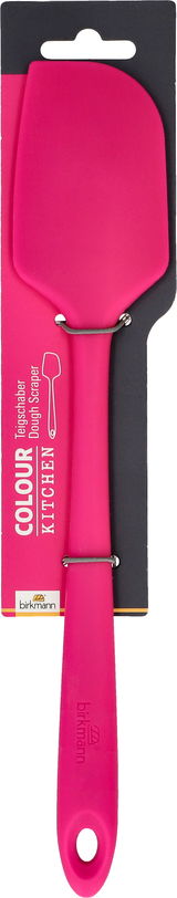 Pinkfarbener Teigschaber von Birkmann, frontal auf einer Verpackung präsentiert.
