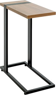 Moderner Beistelltisch mit rechteckiger Holzplatte in Eichenoptik und schwarzem Metallgestell im C-Design, freigestellt auf Weiß, Ansicht schräg von vorne oben