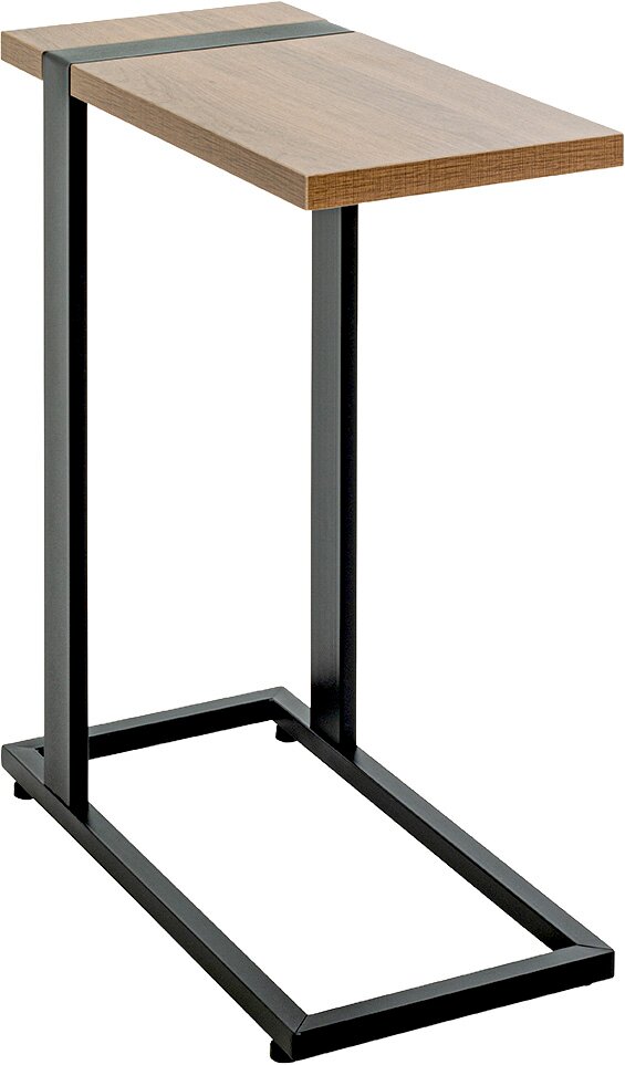 Moderner Beistelltisch mit rechteckiger Holzplatte in Eichenoptik und schwarzem Metallgestell im C-Design, freigestellt auf Weiß, Ansicht schräg von vorne oben
