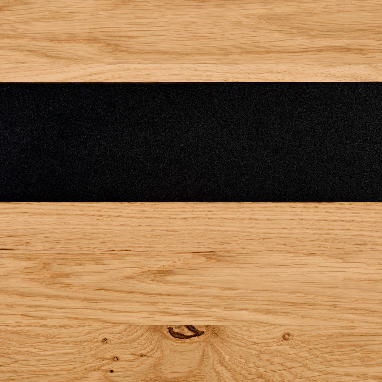 Nahaufnahme eines TV-Lowboards aus Holz mit schwarzem Akzentstreifen, Draufsicht