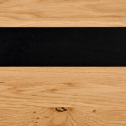 Nahaufnahme eines TV-Lowboards aus Holz mit schwarzem Akzentstreifen, Draufsicht