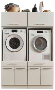 Frontansicht einer Hauswirtschaftsraum-Kombination mit Waschmaschine und Trockner, umgeben von Schränken und Ablagefläche oben.