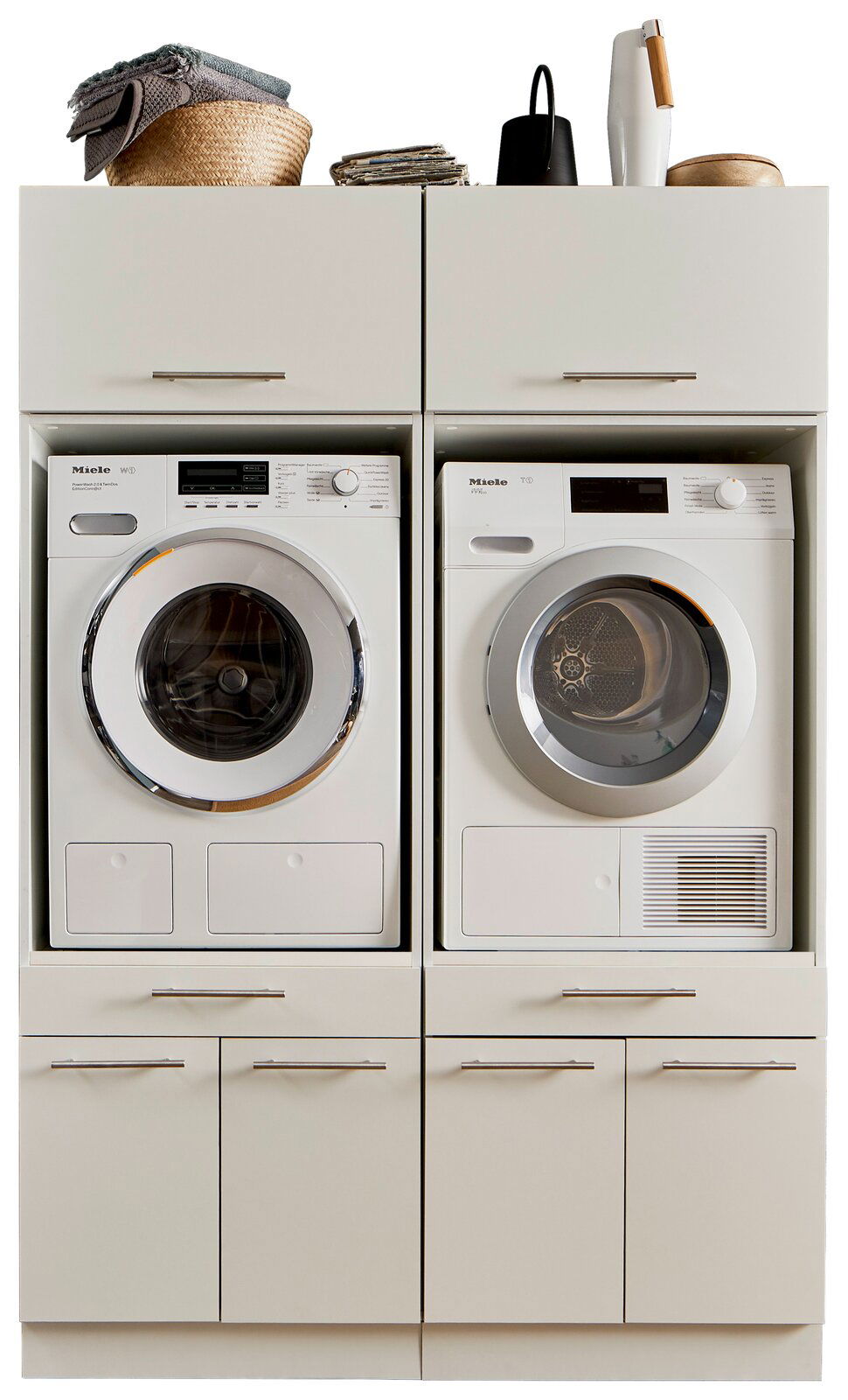 Frontansicht einer Hauswirtschaftsraum-Kombination mit Waschmaschine und Trockner, umgeben von Schränken und Ablagefläche oben.