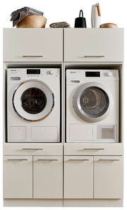 Frontansicht einer Hauswirtschaftsraum-Kombination mit Waschmaschine und Trockner, umgeben von Schränken und Ablagefläche oben.