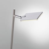 Moderne Stehleuchte PURE-MIRA mit rechteckigem, verstellbarem Leuchtkopf in seitlicher Perspektive.