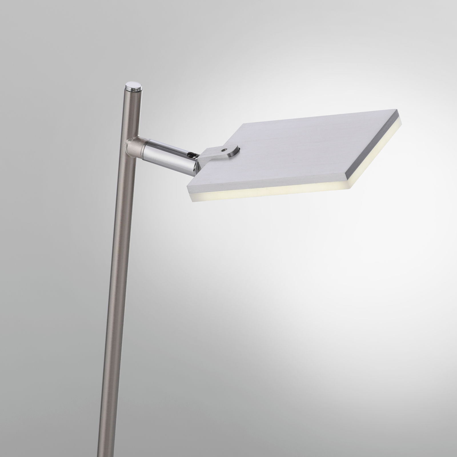 Moderne Stehleuchte PURE-MIRA mit rechteckigem, verstellbarem Leuchtkopf in seitlicher Perspektive.
