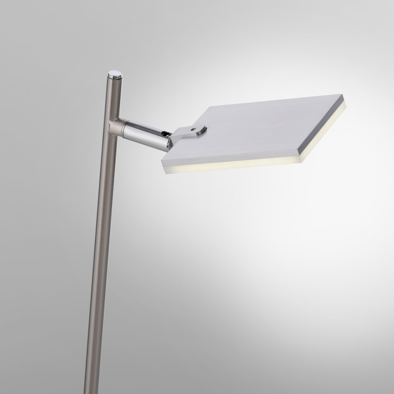 Moderne Stehleuchte PURE-MIRA mit rechteckigem, verstellbarem Leuchtkopf in seitlicher Perspektive.