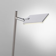 Moderne Stehleuchte PURE-MIRA mit rechteckigem, verstellbarem Leuchtkopf in seitlicher Perspektive.