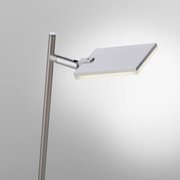 Moderne staande lamp PURE-MIRA met rechthoekige, verstelbare lampkop, gezien vanaf de zijkant.