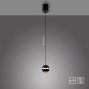 Schwarze LED-Pendelleuchte mit höhenverstellbarem Kabel und kugelförmigem, zweiteiligem Schirm mit warmem Lichtaustritt, freigestellt vor grauem Hintergrund, Frontansicht