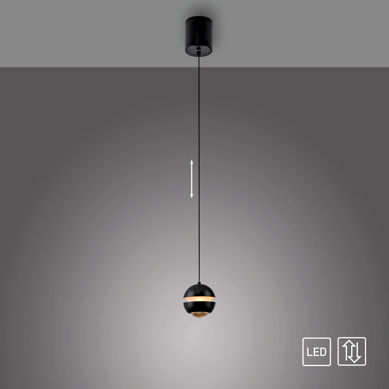 Schwarze LED-Pendelleuchte mit höhenverstellbarem Kabel und kugelförmigem, zweiteiligem Schirm mit warmem Lichtaustritt, freigestellt vor grauem Hintergrund, Frontansicht