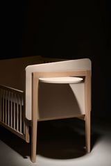 Holzregal mit runder Ablagefläche, seitliche Perspektive