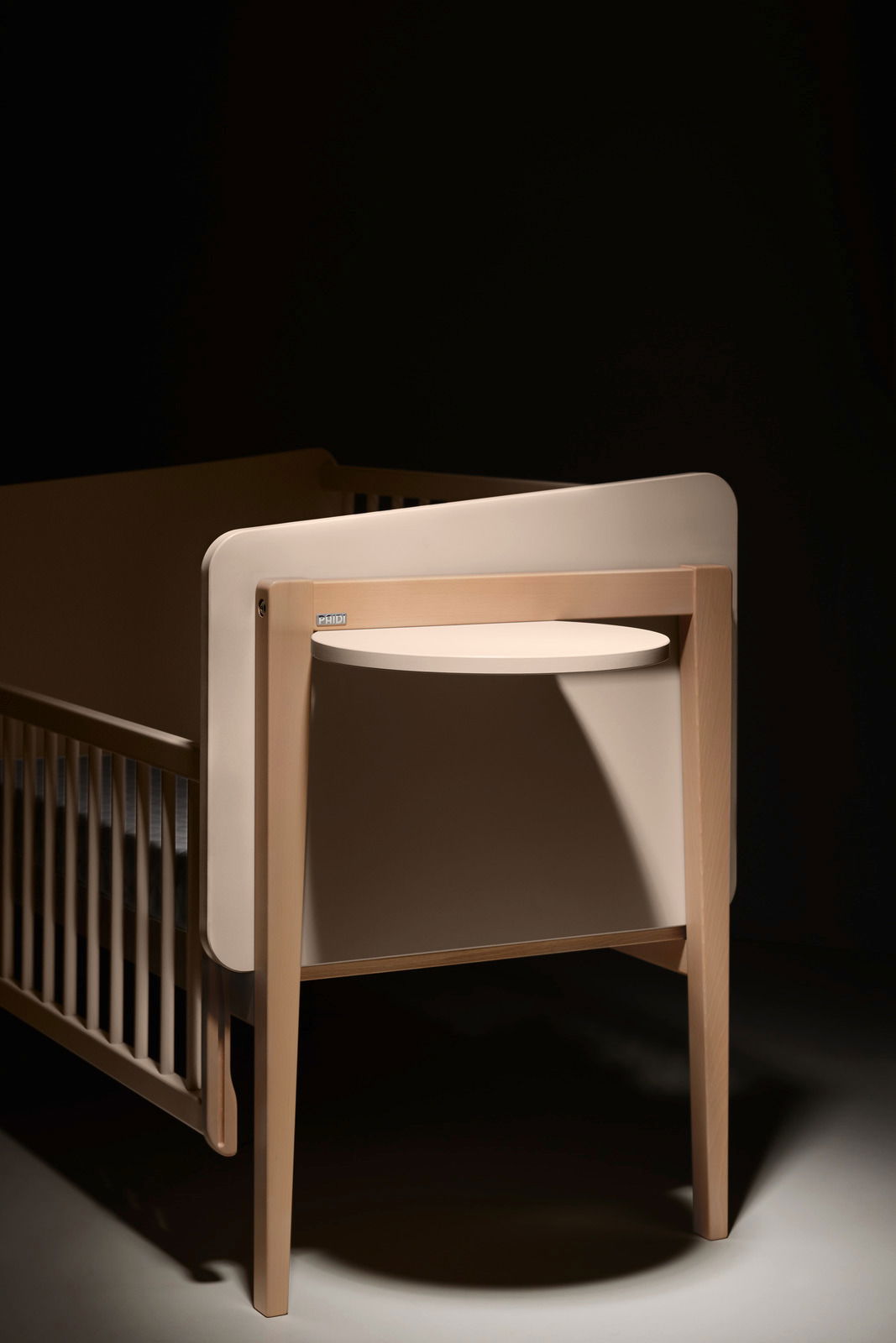 Holzregal mit runder Ablagefläche, seitliche Perspektive