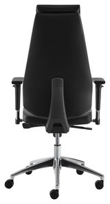 Rückansicht eines schwarzen Chefsessels mit verstellbaren Armlehnen und einem stabilen, verchromten Fußkreuz auf Rollen.