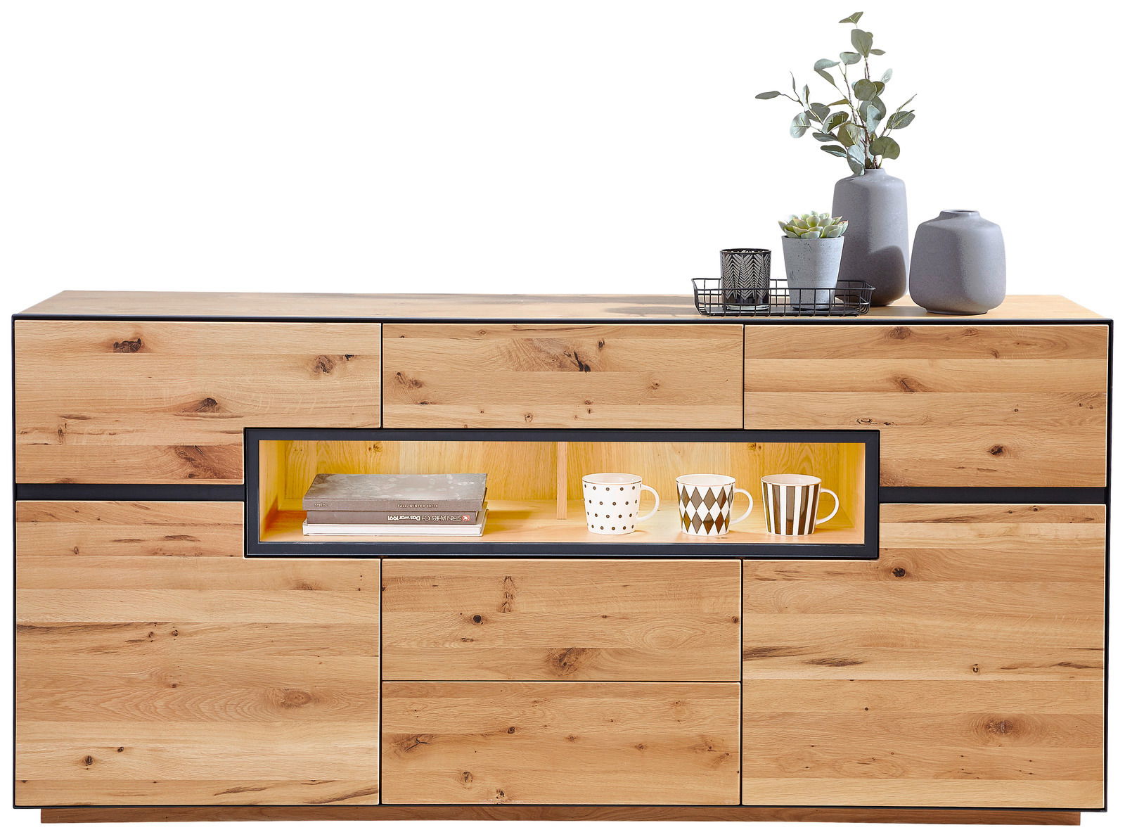 Frontale Ansicht eines Sideboards aus Holz mit Beleuchtung, dekoriert mit Tassen und Pflanzen.