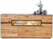 Frontale Ansicht eines Sideboards aus Holz mit Beleuchtung, dekoriert mit Tassen und Pflanzen.