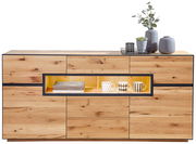 Frontale Ansicht eines Sideboards aus Holz mit Beleuchtung, dekoriert mit Tassen und Pflanzen.