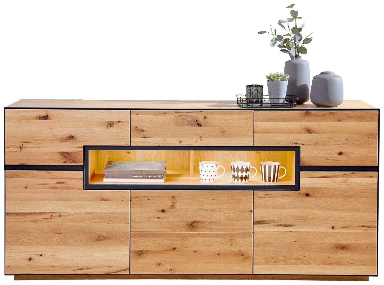 Vooraanzicht van een houten dressoir met verlichting, versierd met kopjes en planten.