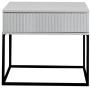 Moderne Nachtkommode mit geriffelter Front und schwarzem Metallgestell, Frontalansicht