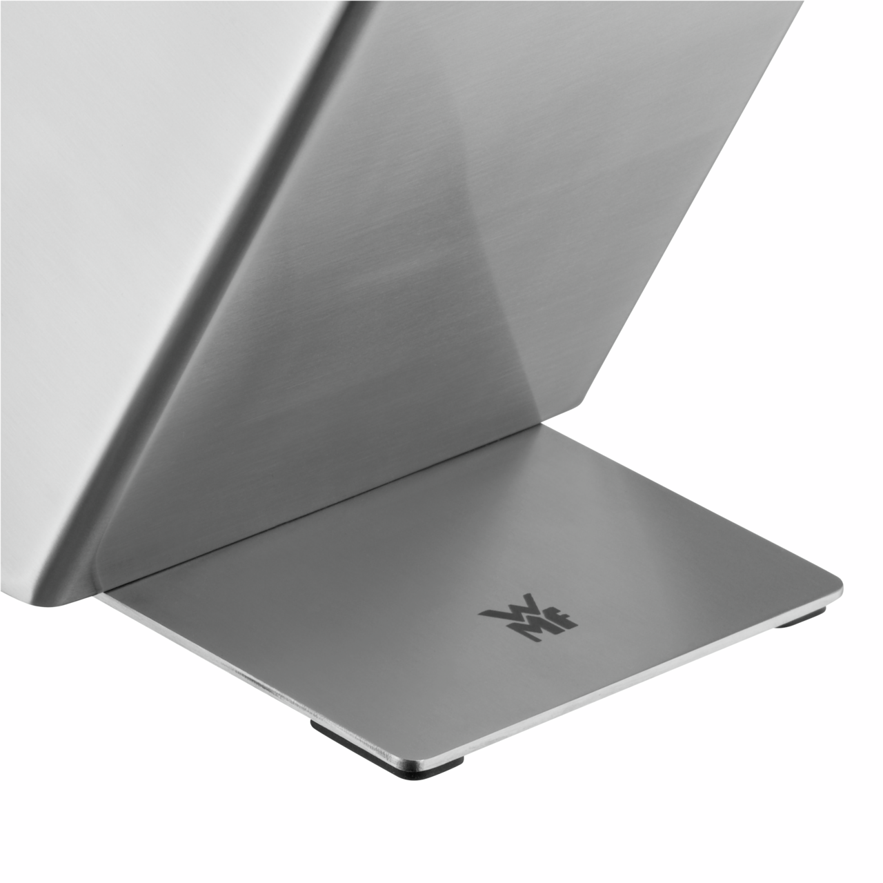 Nahaufnahme eines modernen Messerblocks aus Edelstahl mit WMF-Logo, seitliche Perspektive