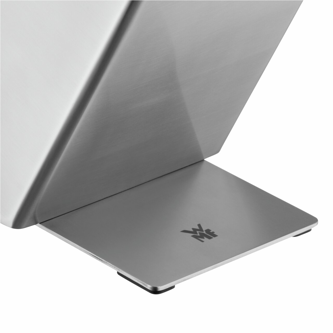 Nahaufnahme eines modernen Messerblocks aus Edelstahl mit WMF-Logo, seitliche Perspektive