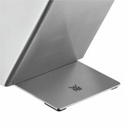 Nahaufnahme eines modernen Messerblocks aus Edelstahl mit WMF-Logo, seitliche Perspektive