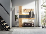 Moderner Garderobenschrank in Holzoptik mit Spiegel, Kleiderhaken und Sitzbank, seitliche Perspektive.