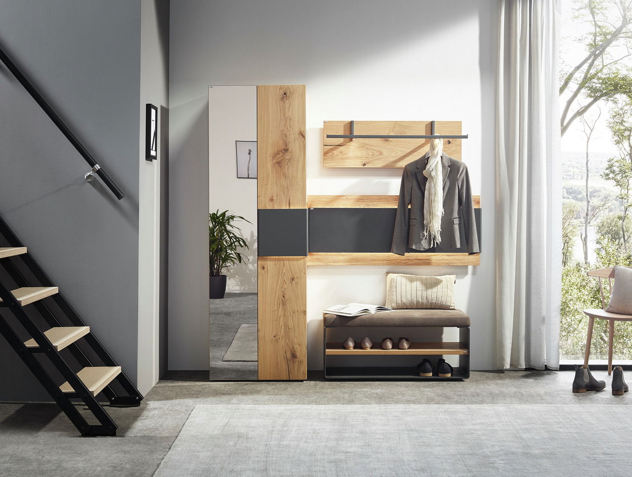 Moderner Garderobenschrank in Holzoptik mit Spiegel, Kleiderhaken und Sitzbank, seitliche Perspektive.