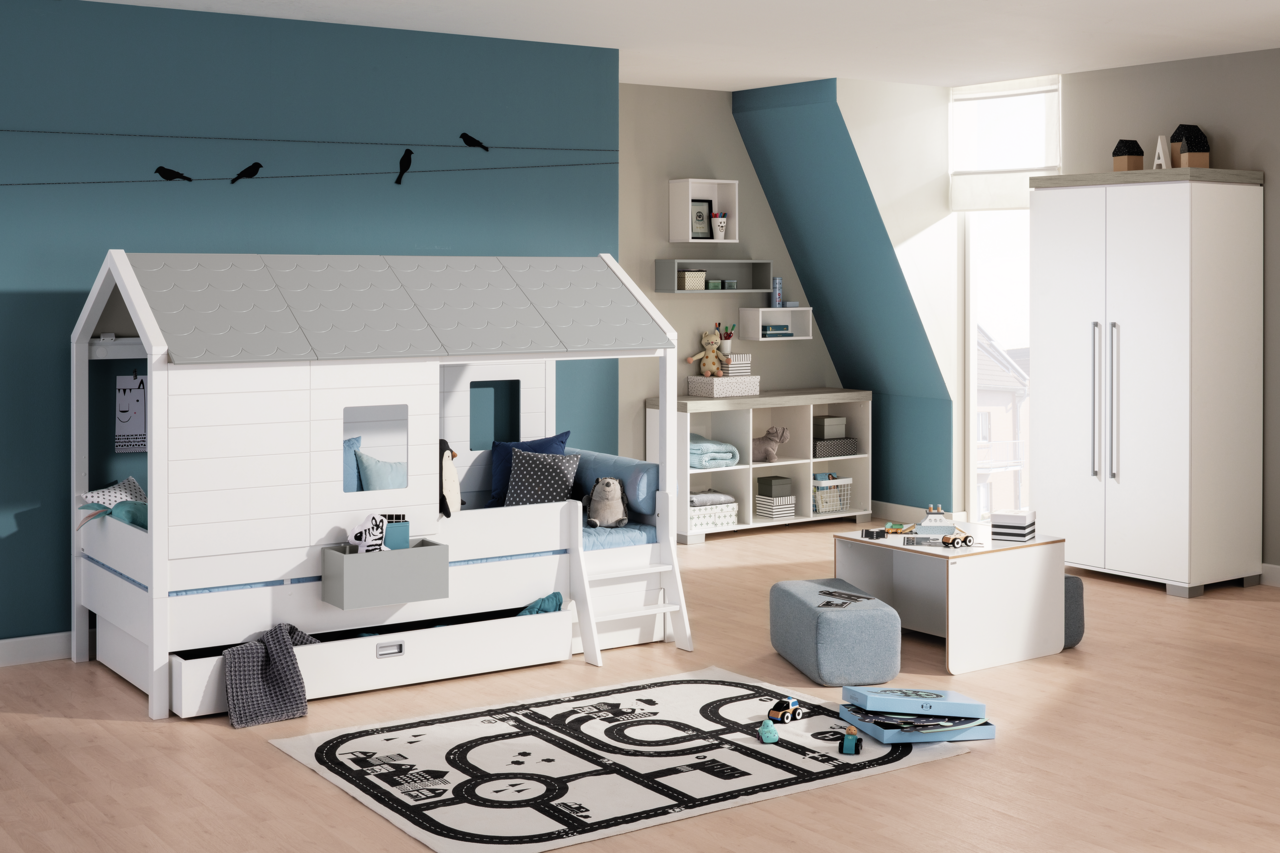 Kinderzimmer mit einem Bett in Form eines kleinen Hauses, seitliche Perspektive