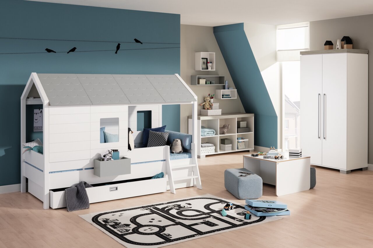 Kinderzimmer mit einem Bett in Form eines kleinen Hauses, seitliche Perspektive