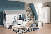 Kinderzimmer mit einem Bett in Form eines kleinen Hauses, seitliche Perspektive