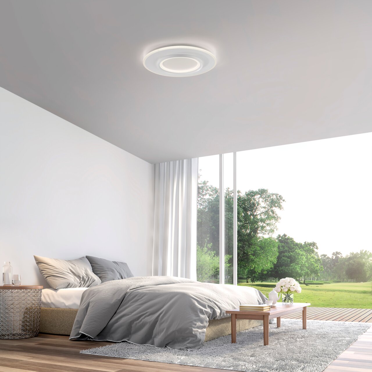 Moderne Deckenleuchte Q-KALINA in einem hellen Schlafzimmer mit Blick auf den Garten, von unten betrachtet.