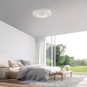 Moderne Deckenleuchte Q-KALINA in einem hellen Schlafzimmer mit Blick auf den Garten, von unten betrachtet.