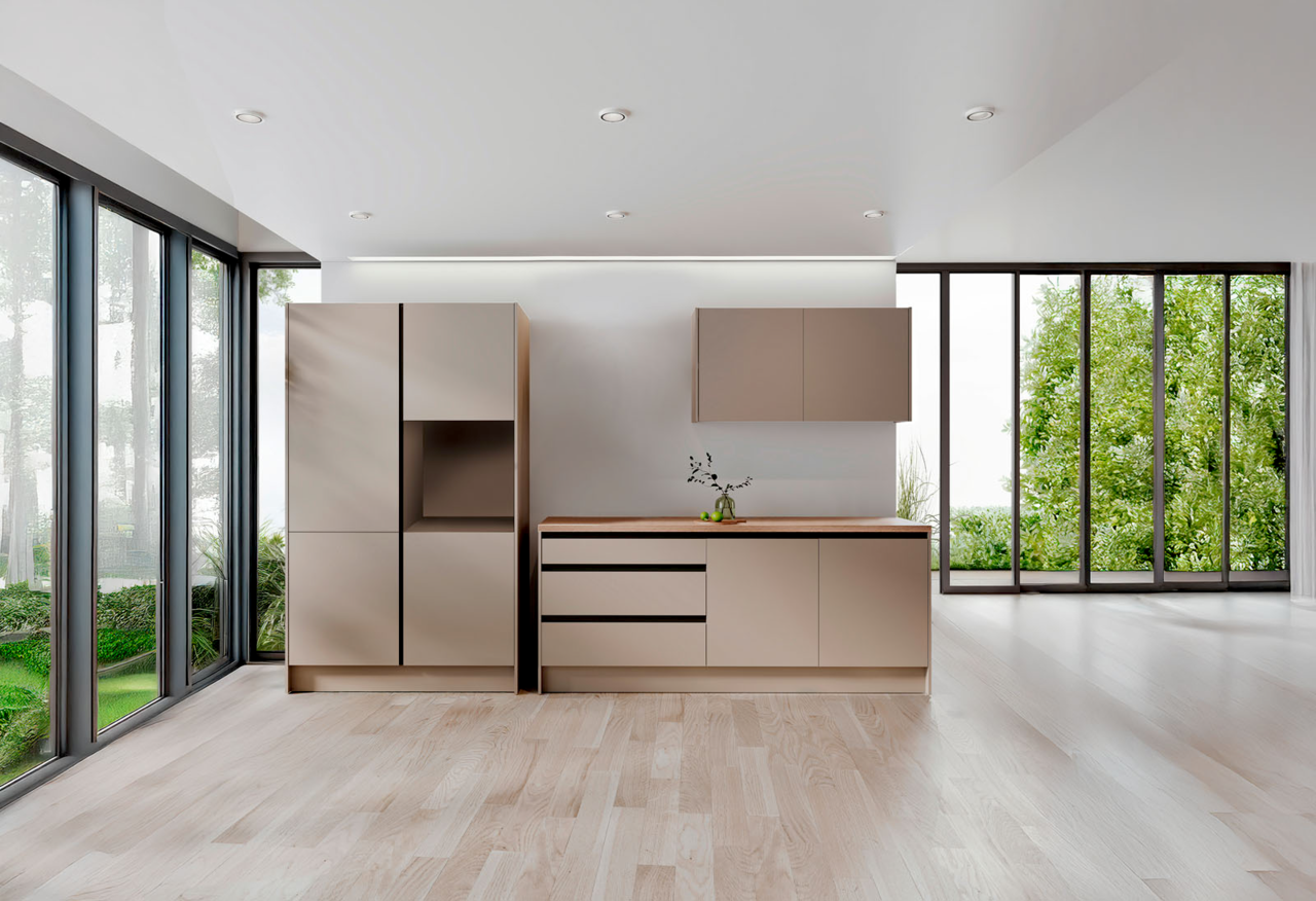 Moderner Küchenblock ohne Elektrogeräte in einer hellen, geräumigen Küche mit großen Fenstern und Blick ins Grüne, Frontalansicht.