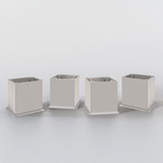 Vier quadratische Metallfüße für Hochschrank, frontal betrachtet.