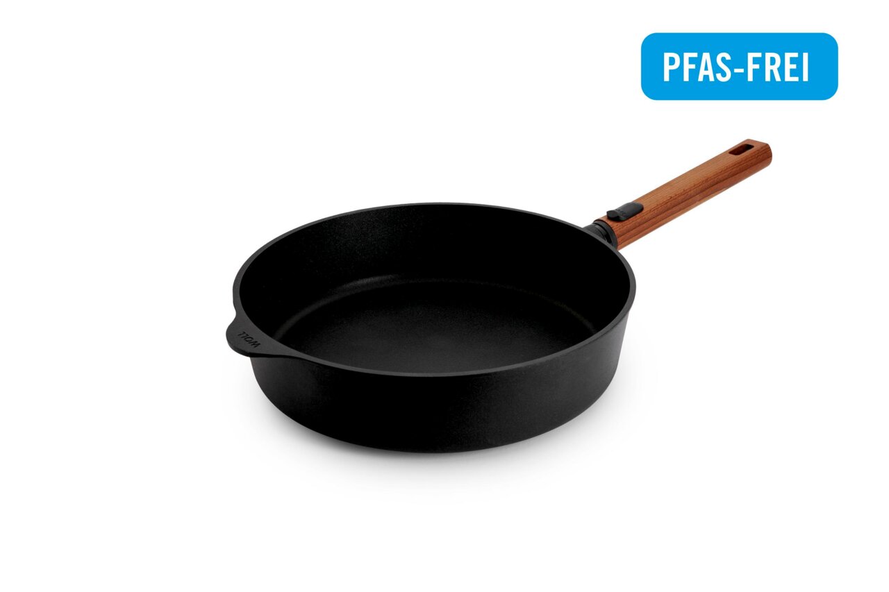 Guss-Hochrandpfanne 28cm mit Holzgriff, PFAS-frei, seitliche Perspektive