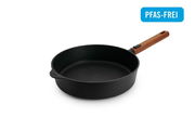 Guss-Hochrandpfanne 28cm mit Holzgriff, PFAS-frei, seitliche Perspektive