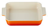 Rechteckige Auflaufform in Orange und Rot mit Griffen, aus der Vogelperspektive fotografiert.