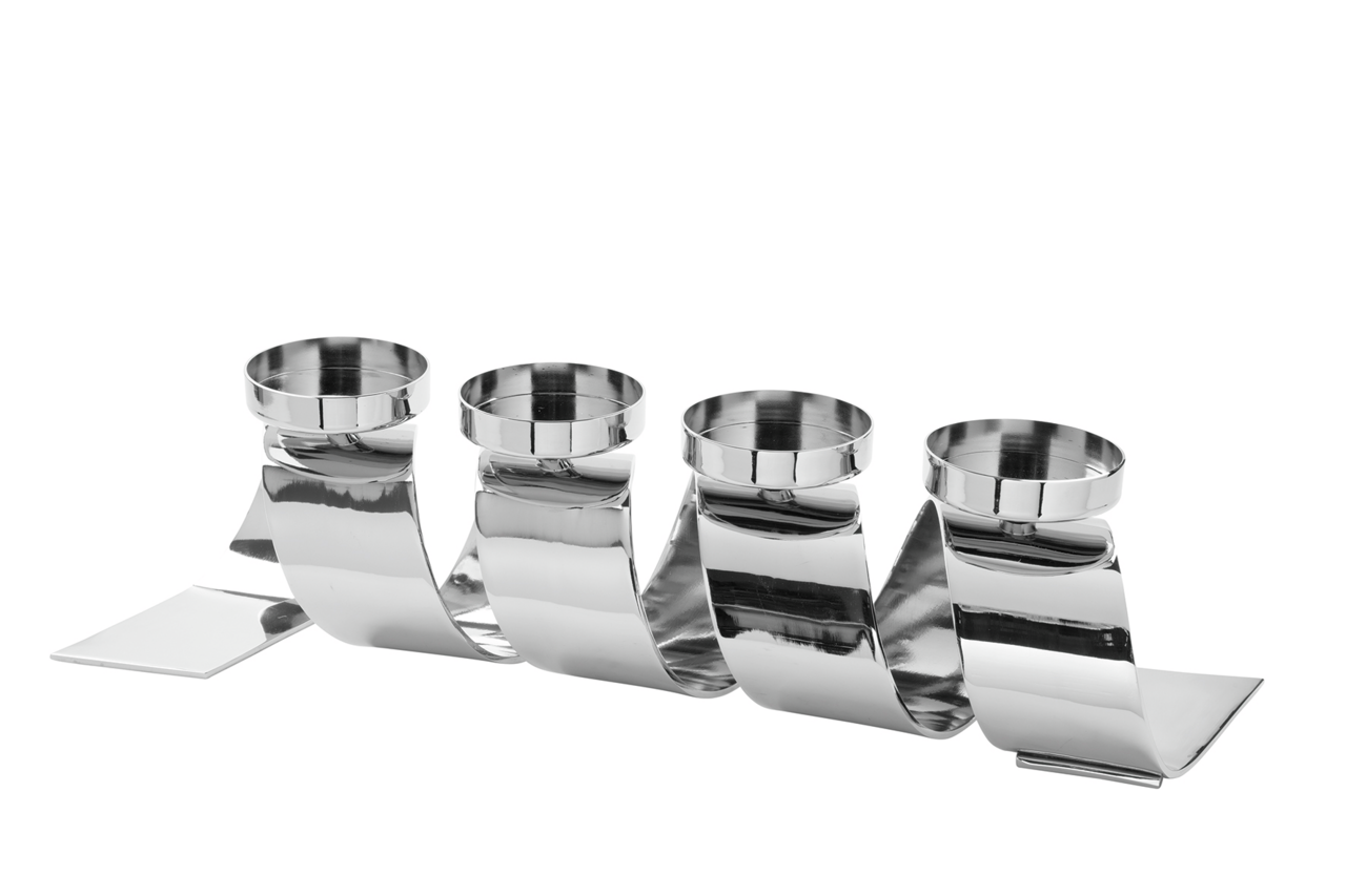 Moderner, silberner 4-flammiger Leuchter mit geschwungenem Design, seitliche Perspektive.