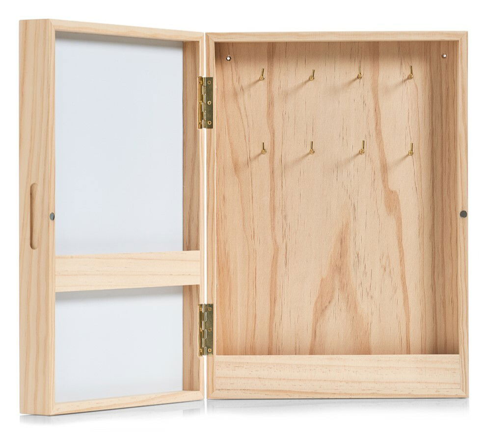 Offene Holzbox mit mehreren Haken und einer Whiteboard-Fläche, frontal betrachtet.