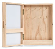 Offene Holzbox mit mehreren Haken und einer Whiteboard-Fläche, frontal betrachtet.