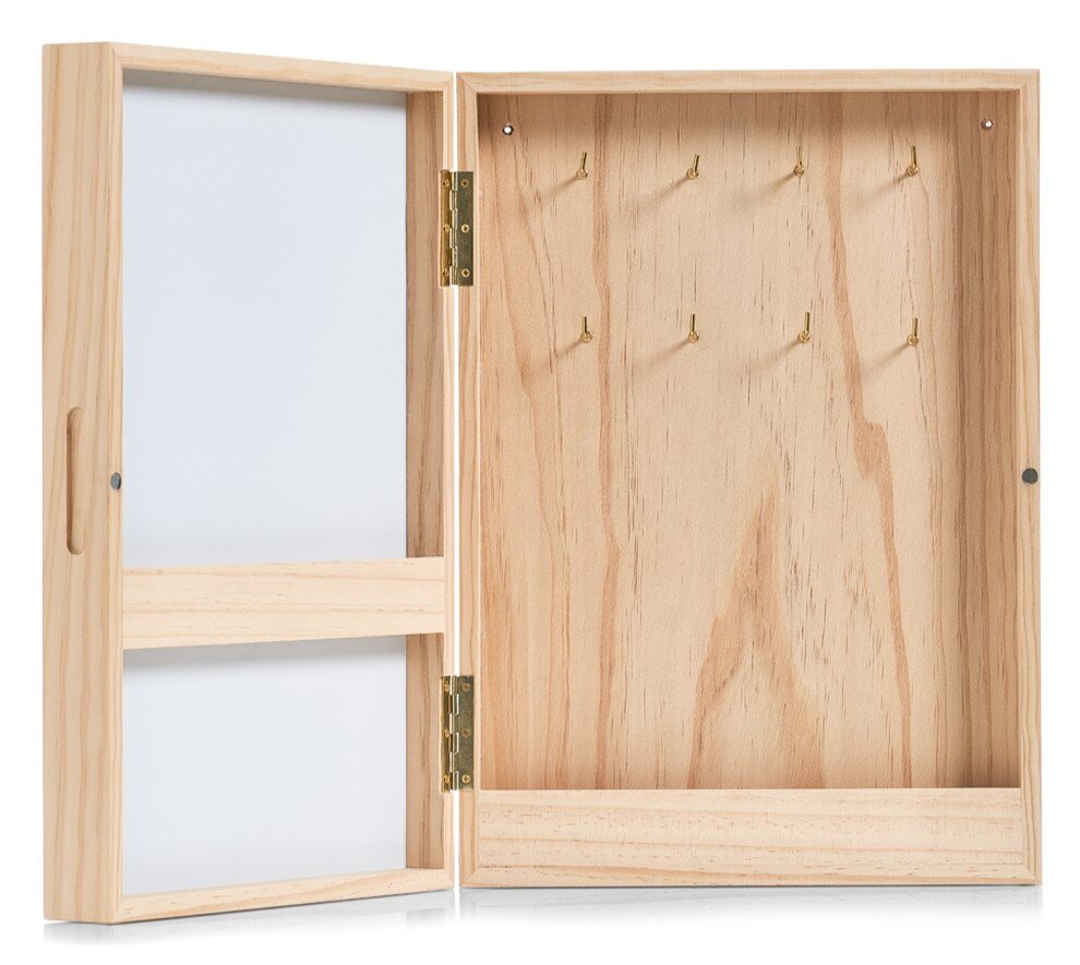 Offene Holzbox mit mehreren Haken und einer Whiteboard-Fläche, frontal betrachtet.