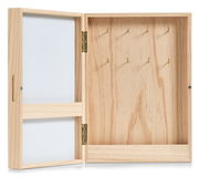 Offene Holzbox mit mehreren Haken und einer Whiteboard-Fläche, frontal betrachtet.